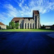 Billede af Grundtvigs Kirke, blå himmel og grøn græsplæne